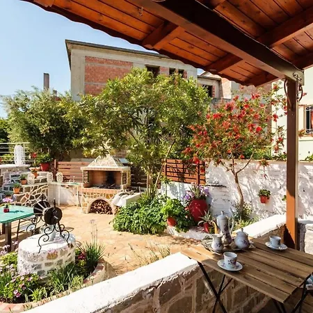 Semesterbostad Mani's Garden Paradise - Elia Secluded Retreat *